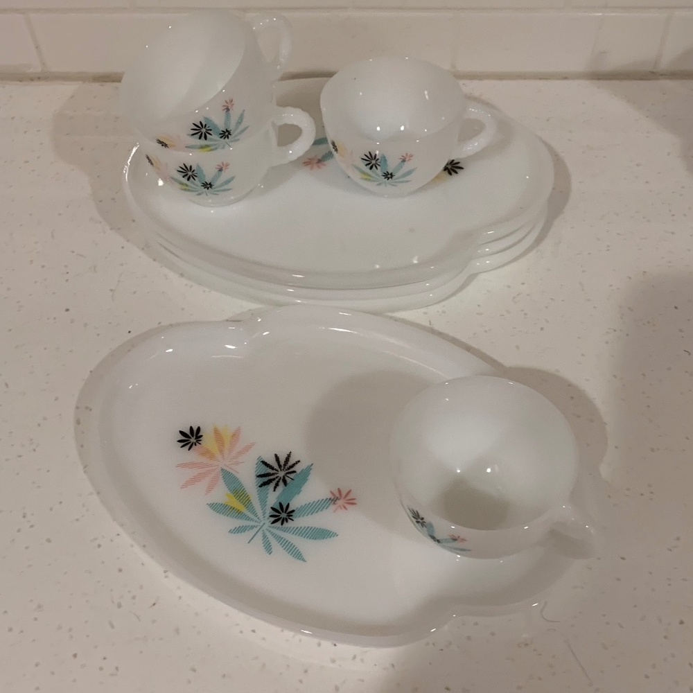 1950 'sVintage Federal    "Atomic  Burst" pattern" tea  or Luncheon Set. - Picture 2 of 5